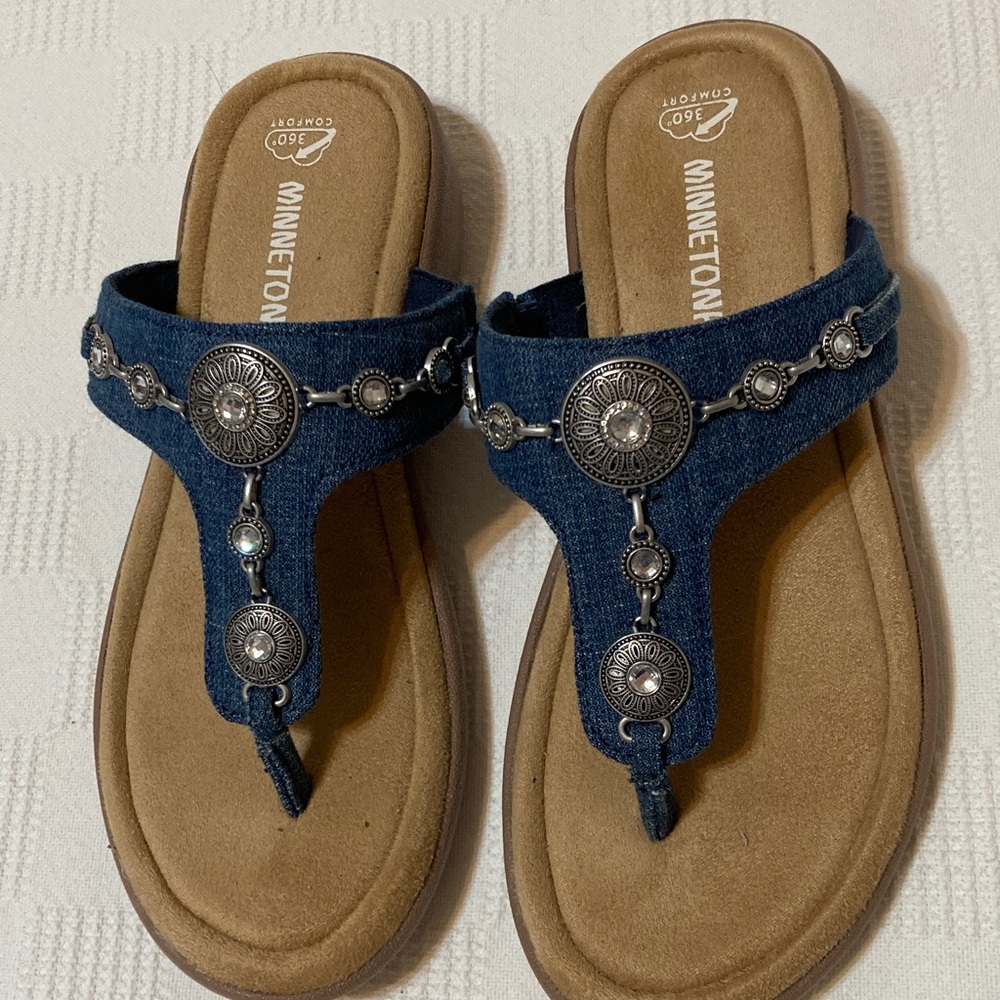MINNETONKA NWOT DENIM JEWELED THONG SANDALS
Size 7